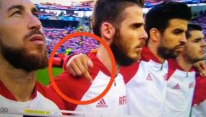 Momento en que Gerard Piqué realizó el gesto a la cámara en el momento que se entonaba el himno.