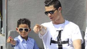 El portugués Cristiano Ronaldo con su hijo de seis años de edad.