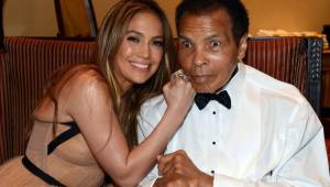 Jennifer Lopez junto a Ali en una entrega de premios en el 2013. Foto AFP.