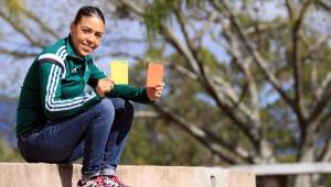 La árbitro Melissa Pastrana rompió con la tradición y este domingo estará pitando su primer partido como estelar en Liga Nacional siendo la primer mujer que lo hace.