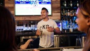 El mediocampista hondureño Roger Espinoza cuando servía los tragos en un bar de Kansas City en una actividad en el equipo de la MLS.