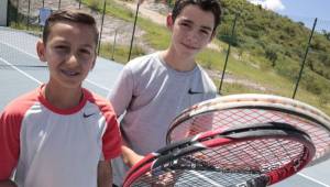 Los hermanos Gutiérrez son admiradores del suizo Rodger Federer y han dado una clase de buen tenis en los Juegos de la Juventud. Fotos Ronald Aceituno.
