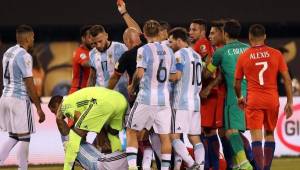 El árbitro Heber Lopes ha tomado controversiales decisiones en el Argentina-Chile. Foto EFE