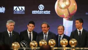 Carlo Ancelotti, James Rodríguez, Michel Platini, Florentino Pérez y Cristiano en la gala. (Foto: AFP)