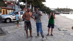 En esta foto se ve a un supuesto Adriano mendingando en la calle. Foto tomada del Twitter @Ladamadelfutbol.