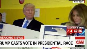 Momento en que Donald Trump espía el voto de su pareja.
