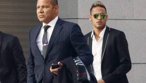 El padre de Neymar tras salir ayer de la audiencia. FOTO EFE