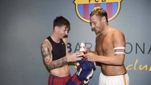 Messi y Totti después de un partido en el Camp Nou intercambiaron saludos y camisas.