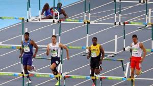 Momento en que Jeffrey Julmis, en el carril uno, cayó a la pista sin poder superar el primer obstáculo.