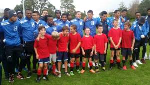 La Sub20 de Honduras recibió la visita de niños de Nueva Zelanda previo al mundial.