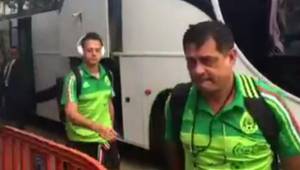 Javier Hernández al momento que llegaba al estadio Olímpico en medio de un ambiente complicado.