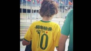 El niño fue captado en el Parque Olímpico donde borró el nombre de Neymar por el de Marta.
