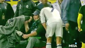 El momento en que Cristiano pidió a un camarógrafo ver la repetición de su gol anulado.