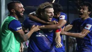 Diego Forlán celebrando uno de los tres goles que notó para la victoria del Mumbai City.