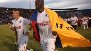 El colombiano Javier Estupiñán sacó la bandera de su país para festejar en el estadio Nacional el título 29 del Olimpia, su primero en Honduras. Foto Ronald Aceituno