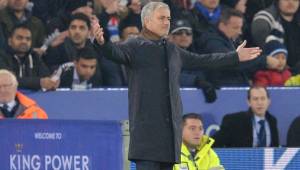 José Mourinho no encuentra el rumbo en la Premier League y toca las posiciones de descenso. Foto AFP.