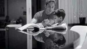 Cristiano expresa que pasa momentos maravillosos con su hijo, aquí mientras le ayuda a realizar las tareas. Foto Twitter