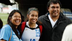 Vickie y Alex, junto a Elexa Bahr, la chica figura en la Selección de Honduras Sub-20. Foto Delmer Martínez.