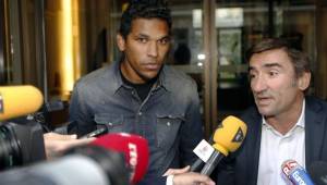 El jugador brasileño Brandao acompañado por su abogado. (Foto: Agencia AFP)