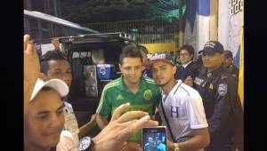 Chicharito junto a la afición catracha en el estadio Olímpico @Ivanjo88