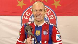 Robben luce con mucho orgullo el trofeo que lo acredita como Mejor Deportista del año en Holanda. Foto Twitter