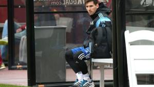 Lionel Messi observó en el banquillo el entrenamiento de sus compañeros. (AFP)