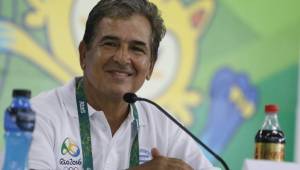 El entrenador de la Selección Sub-23 de Honduras, Jorge Luis Pinto, llegó muy sonriente a la conferencia previo al duelo frente a Argelia. Foto Juan Salgado