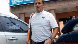 Jorge Luis Pinto a su salida de las oficinas de la Liga Nacional de Honduras. FOTO: Neptalí Romero.