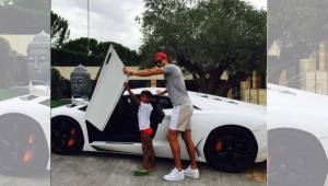 Cristiano publicó este miércoles en Instagram con su Lamborghini Aventador junto a su hijo.