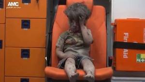El nombre del menor es Omran Daqneesh, de 5 años, y su rostro fue revelado por la cadena Alepo Media Center. Foto AFP.