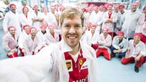 Vettel recorrió la sede, sacó fotos y se lo tomó como si fuese un turista. Antes de marcharse quiso tener la primera selfie grupal junto a su nuevo equipo de trabajo.