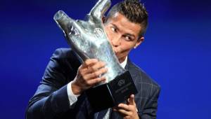 Cristiano Ronaldo se llevó el premio a Mejor Jugador de la UEFA en 2015-16 y ahora apunta al Balón de Oro. Foto AFP