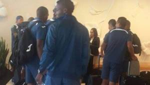 Jugadores de la Selección de Honduras registrándose en el hotel de concentración en Dallas.