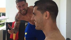 Sergio Ramos subió la foto en sus redes justo cuando le cortaba el pelo a Morata. Foto tomada del Facebook de Sergio Ramos.