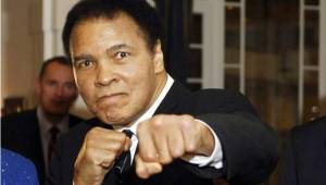El legendario excampeón del mundo de los pesos pesados, el estadounidense Muhammad Ali, falleció hoy a los 74 años de edad en un hospital de Phoenix (Arizona, EEUU).