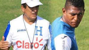 Jorge Luis Pinto tiene a disposición a Carlo Costly para hacer con el cuerpo médico de Honduras, revisiones al delantero catracho.