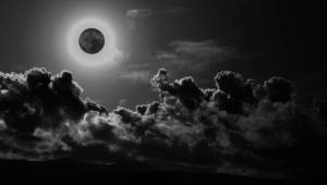 La Luna Negra se llama así porque la parte iluminada de la Luna queda atrapada en la sombra de la Tierra, lo que la hace prácticamente invisible.