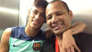 Neymar padre desmiente que esté en problemas judiciales por el fichaje de su hijo al Barcelona.