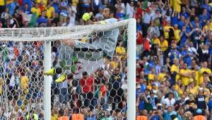 Buffon festeja a lo grande su pase a los octavos de final de la Eurocopa. Fotos AFP.