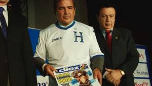 Jorge Luis Pinto, recibió este día por parte de Diario Deportivo DIEZ una caricatura alegoríca a su llegada a Honduras.