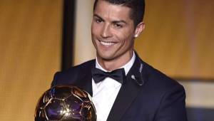 Cristiano Ronaldo ganó su tercer Balón de Oro y se acerca a Lionel Messi que tiene cuatro galardones.