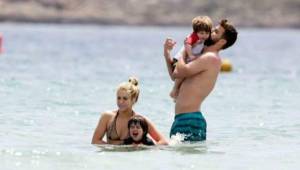 Shakira y Piqué llevaron a sus hijos a la playa.