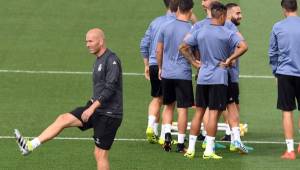 Zidane durante el entrenamiento de este martes previo al choque contra el Sporting de Lisboa. Foto AFP.