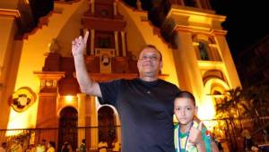 Carlos Orlando Caballero y su pequeño Eduardo en las afueras de la Catedral de San Pedro Sula.