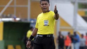 El árbitro hondureño Armando Castro fue nominado como reserva de Concacaf para el Mundial de Rusia 2018. Foto DIEZ