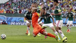 Esta acción de Arjen Robben provocó EL penal con el que Holanda eliminó a México del Mundial de Brasil. Foto AFP