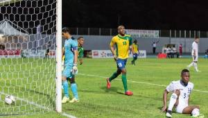 Noel totalmente abatido tras un gol de Guayana y Maynor caído es la imagen de la derrota de Honduras. Foto cortesía France Guyane.