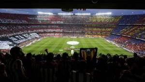 El Camp Nou se pintó de rojiblanco para la gran final de Copa del Rey entre Barcelona y Athletic Bilbao. Foto EFE