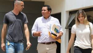 El portero argentino Sebastián Portigliatti cuando salía de las oficinas del TNAF junto a su abogado y su esposa luego de recibir su finiquito. Foto Ronal Aceituno
