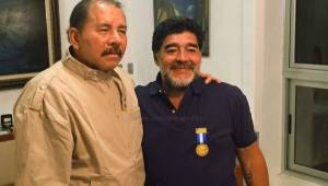 Diego Maradona fue condecorado por el presidente de Nicaragua, Daniel Ortega. (FOTOS: Diego Maradona)